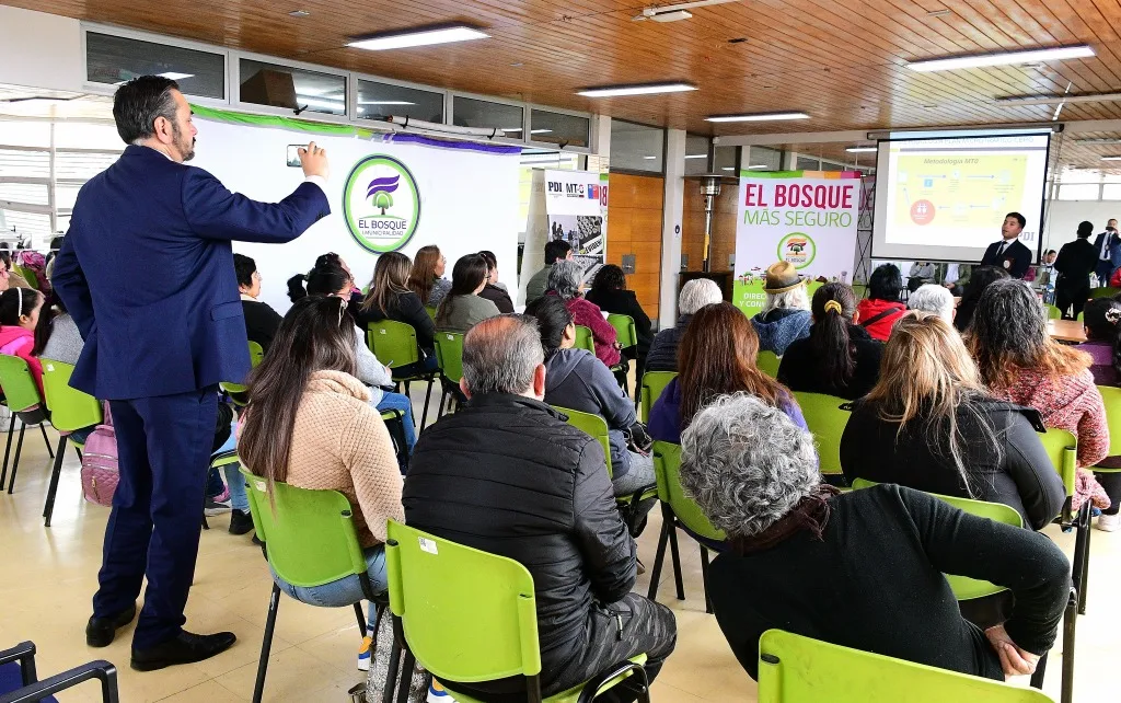 Escuela de seguridad ciudadana en El Bosque: Vecinas y vecinos se coordinan con las policías, la fiscalía y el ministerio público