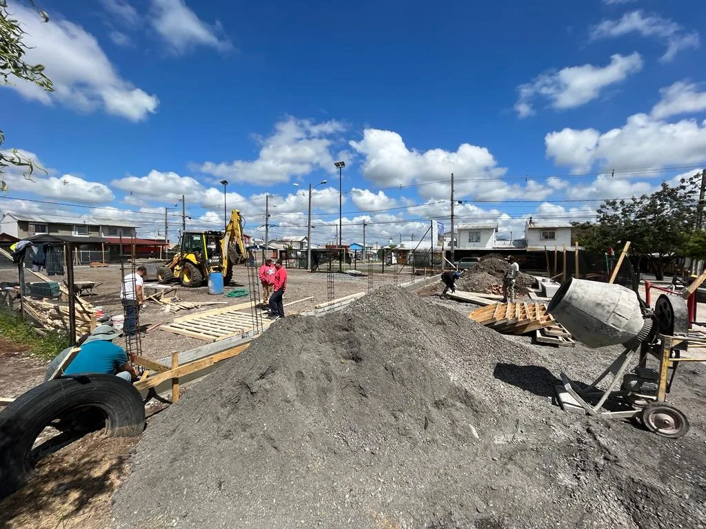 Avanza ejecución de importantes obras en Teno: Plazas Públicas y Multicancha