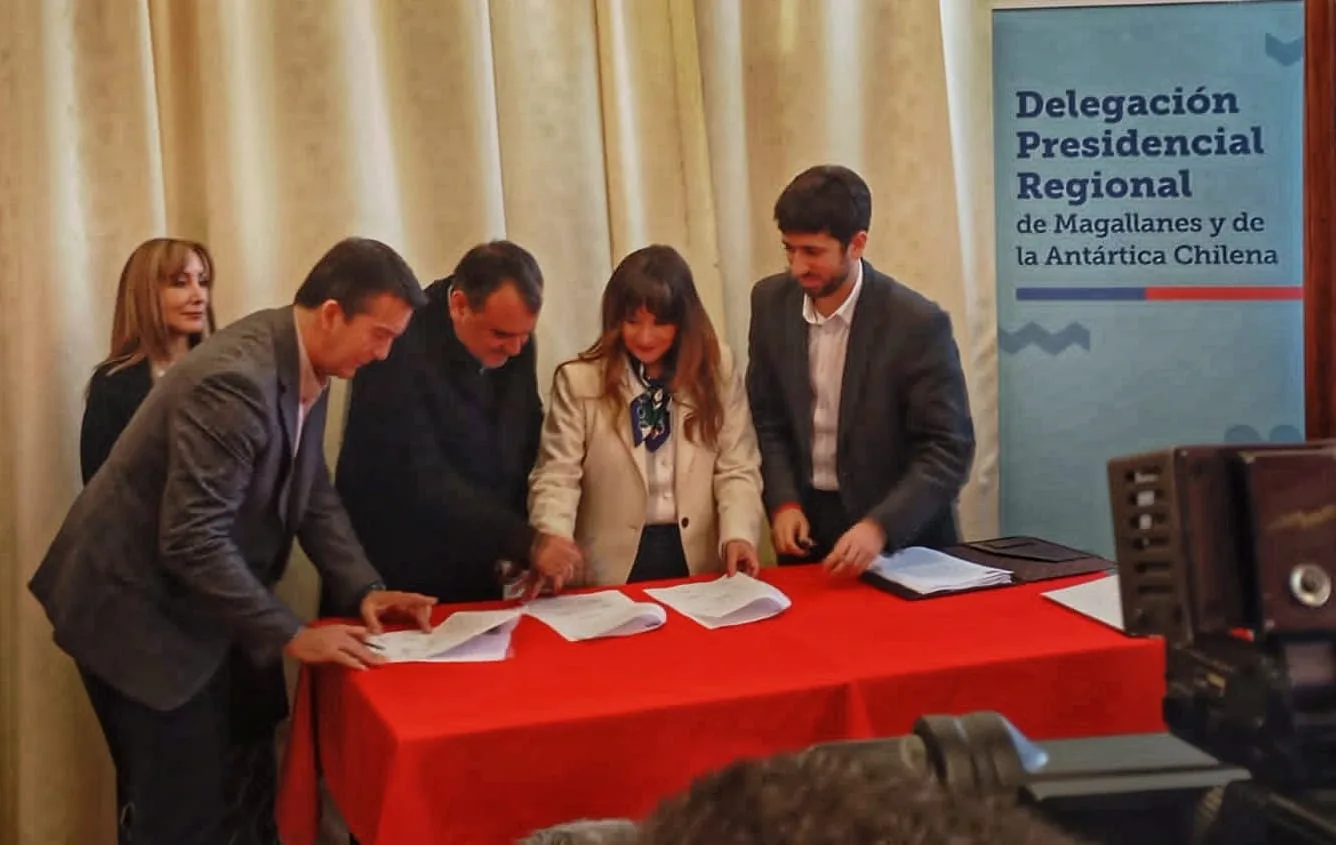 Alcaldes de Porvenir y Puerto Natales participaron de firma de convenio por subsidios del gas en Punta Arenas