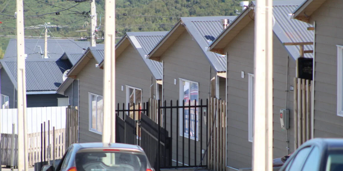 Castro se une a la Red Nacional contra la Crisis Habitacional tras firmar convenio con Déficit Cero