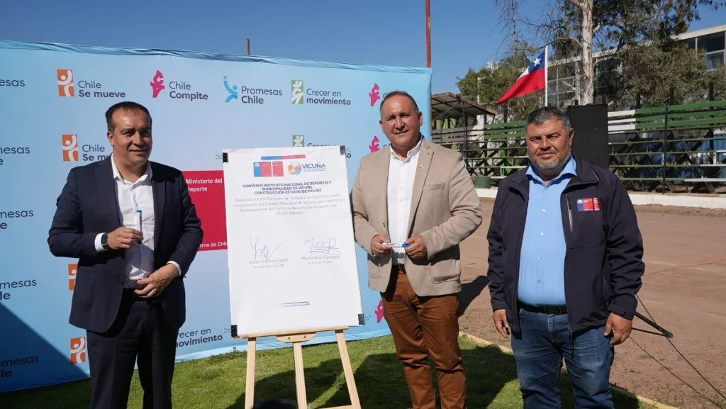 Junto a dirigentes del fútbol amateur, deportistas, concejales y autoridades locales, se realizó la firma entre el IND y el municipio.